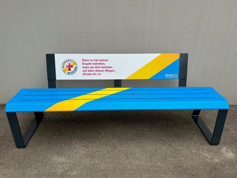 Beheizte Sitzbank G MAIER e-moebel für Bahnhofsmission Stuttgart 21