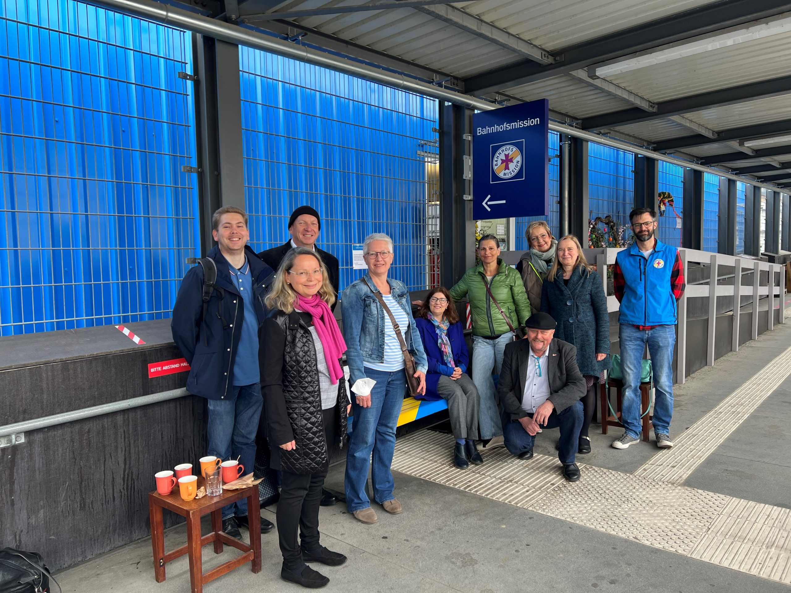 Einweihung der beheizten Sitzbank Bahnhofsmission Stuttgart