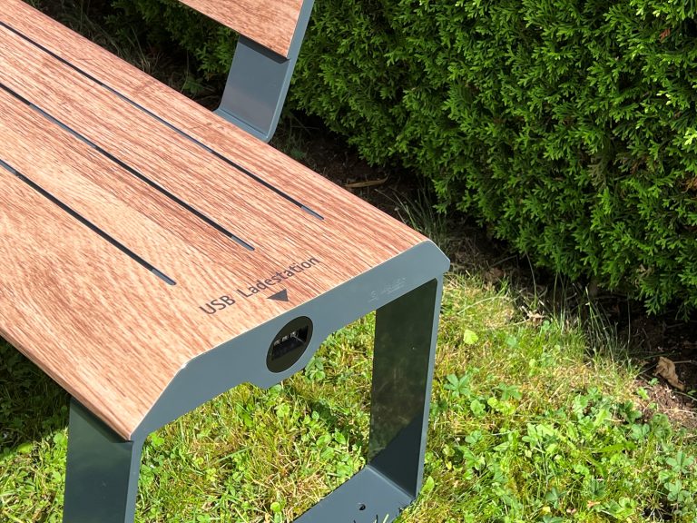 Outdoor-.Sitzbank von G MAIER e-moebel mit USB-Ladestation