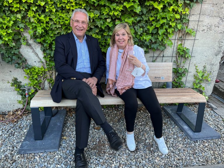 Bayerischer Innenminister Joachim Herrmann begeistert von beheizter Outdoor-Sitzbank G MAIER e-moebel